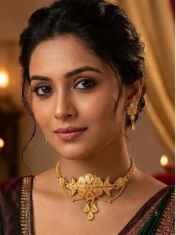 gold-pated-necklce-UBJKGN9